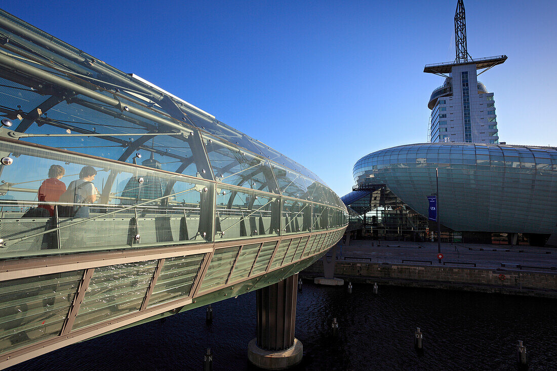 Neuer Hafen, Brücke zu Klimahaus 8° Ost und Atlantic Hotel Sail City, Bremerhaven, Hansestadt Bremen, Deutschland, Europa