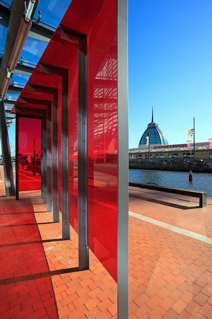 Bushaltestelle am Neuen Hafen, Blick zum Einkaufszentrum Mediterraneum, Bremerhaven, Hansestadt Bremen, Deutschland, Europa
