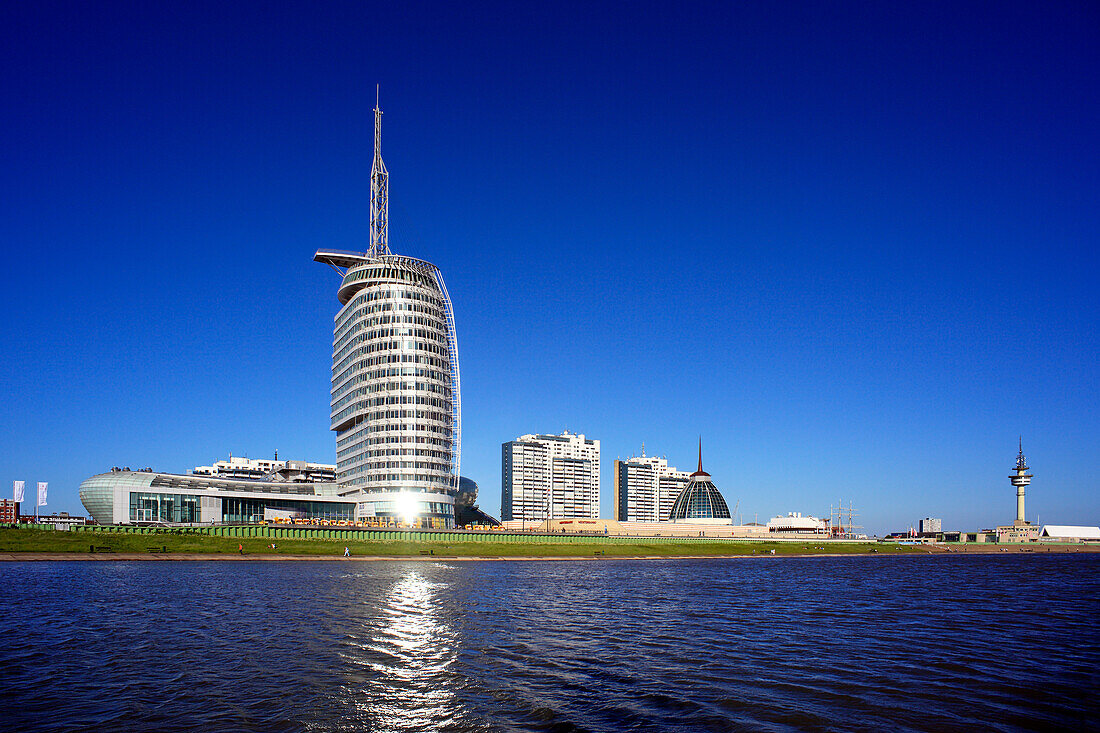 Blick zum neuen Hafen mit  Klimahaus 8° Ost, Atlantic Hotel Sail City und Einkaufszentrum Mediterraneum, Bremerhaven, Hansestadt Bremen, Deutschland, Europa