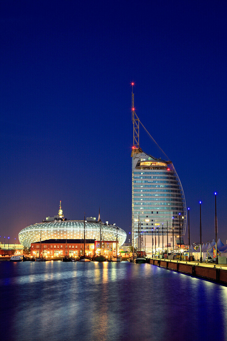 Neuer Hafen mit Klimahaus 8° Ost und Atlantic Hotel Sail City am Abend, Bremerhaven, Hansestadt Bremen, Deutschland, Europa