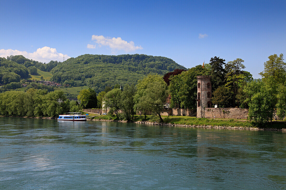 Blick über den Rhein zum Schiffsanleger und dem Schlossturm des Trompeterschlösschens, Bad Säckingen, Hochrhein, Südlicher Schwarzwald, Baden-Württemberg, Deutschland, Europa