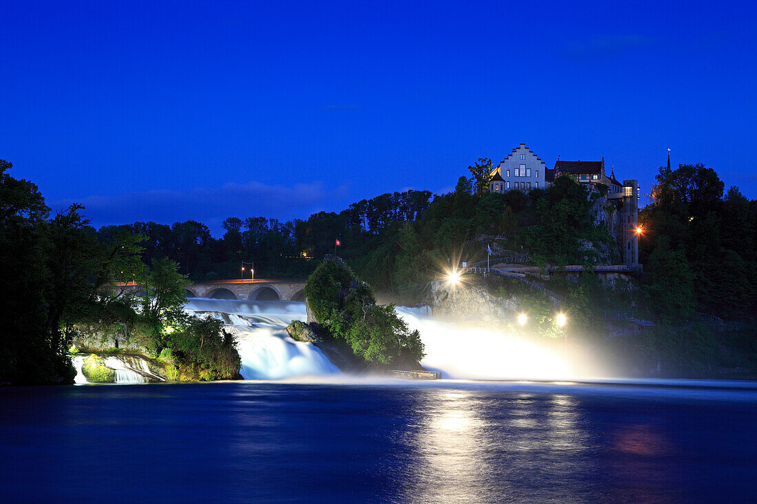 Der beleuchtete Rheinfall bei Schaffhausen am Abend, Schloss Laufen, Hochrhein, Kanton Schaffhausen, Schweiz, Europa