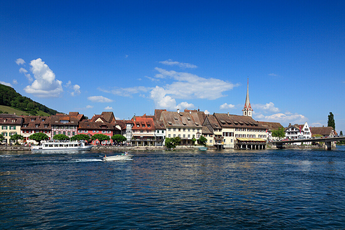 Blick auf Ausflugsboot und Stadt am See, Stein am Rhein, Hochrhein, Bodensee, Untersee, Kanton Schaffhausen, Schweiz, Europa