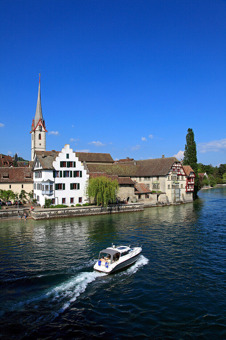 Boot auf dem See und Kloster St. Georgen im Sonnenlicht, Stein am Rhein, Hochrhein, Bodensee, Untersee, Kanton Schaffhausen, Schweiz, Europa