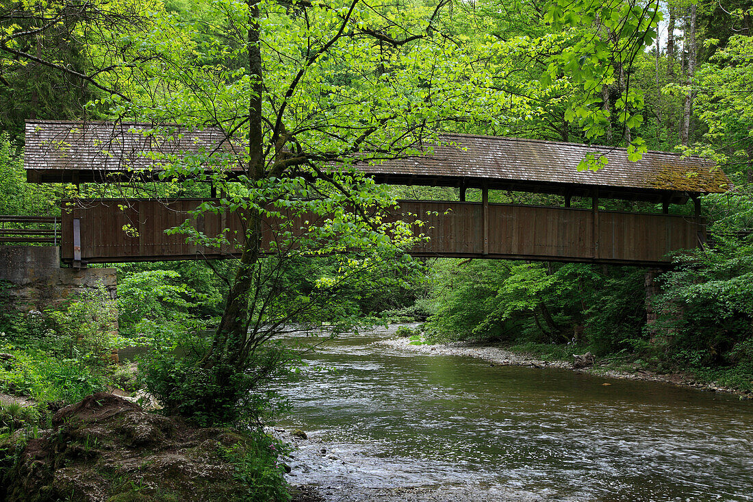 Gedeckte Holzbrücke über einem Bach im Naturschutzgebiet Wutachschlucht, Südlicher Schwarzwald, Baden-Württemberg, Deutschland, Europa