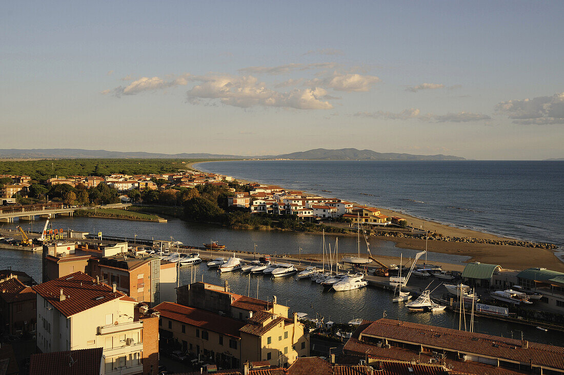 Blick über den Hafen und die Küste in der Abendsonne, Castiglione della Pescaia, Maremma, Castiglione, Provinz Grosseto, Toskana, Italien, Europa