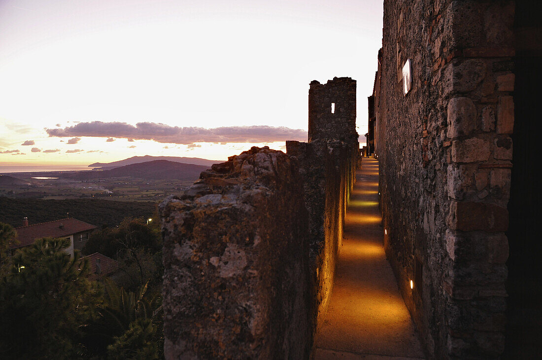 Wehrgang auf der Stadtmauer in mittelalterlicher Stadt bei Sonnenuntergang, Capalbio, Maremma, Provinz Grosseto, Toskana, Italien, Europa