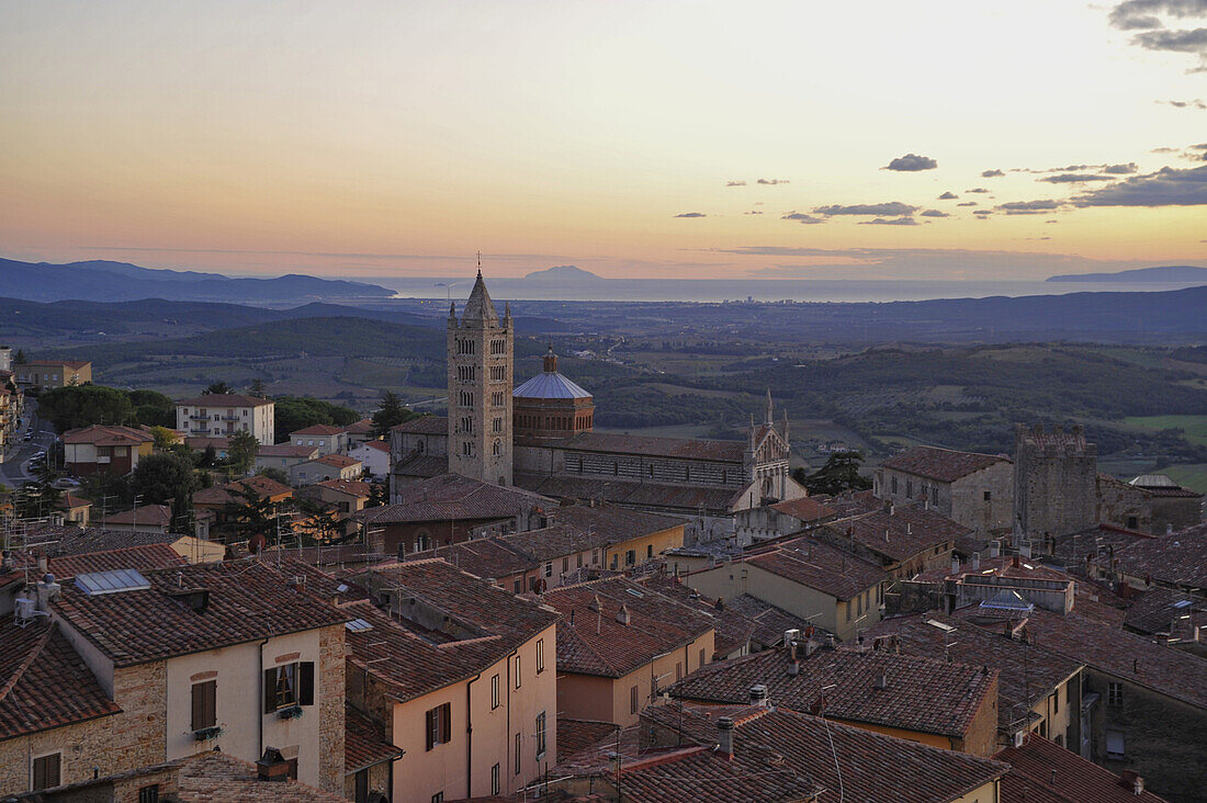 Kathedrale San Cerbone und Blick zum Meer in Massa Marittima am Abend, Provinz Grosseto, Toskana, Italien, Europa