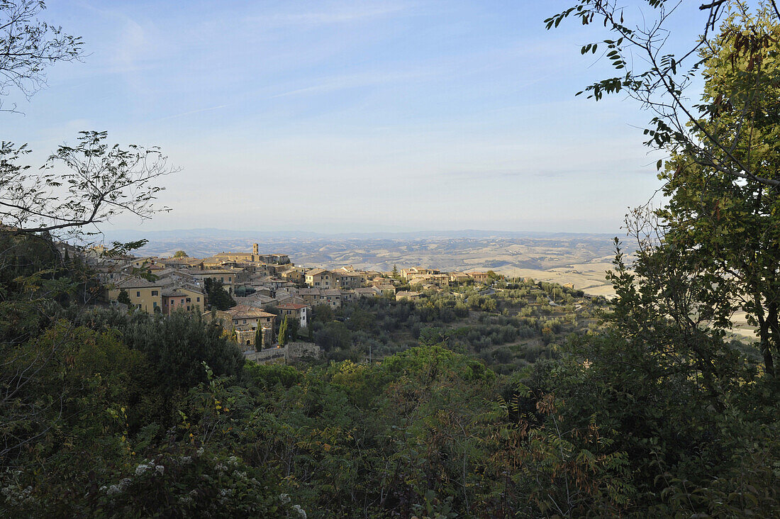 Blick über die Stadt Montalcino im Herbst, südliche Toskana, Italien, Europa