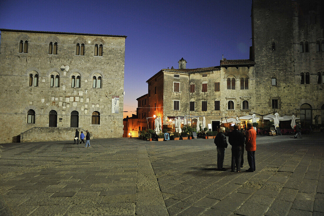 Menschen auf der Piazza Garibaldi am Abend, Massa Marittima, Provinz Grosseto, Toskana, Italien, Europa