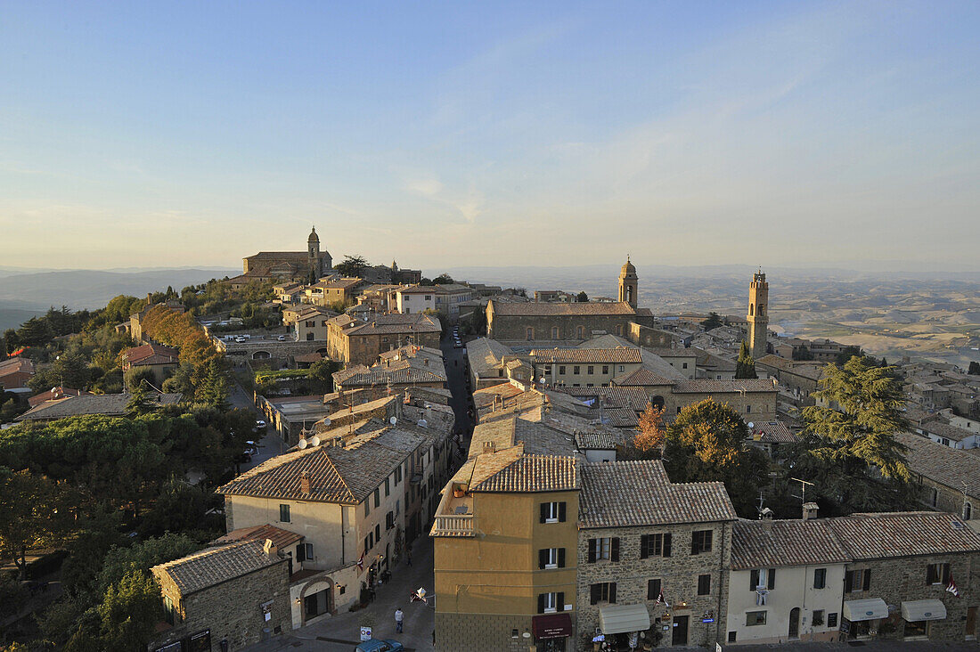 Blick über die Stadt im Herbst, Montalcino, südliche Toskana, Italien, Europa