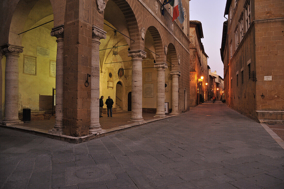 Loggia am Rathaus am Abend, Pienza, Toskana, Italien, Europa