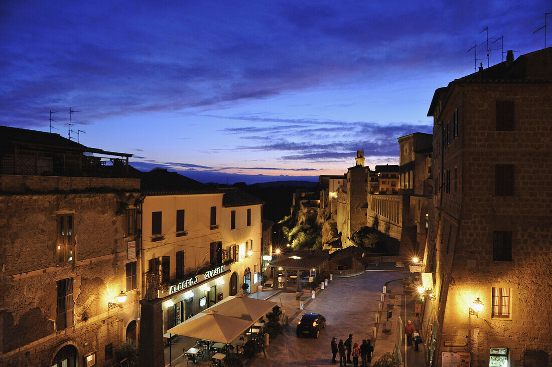 Platz mit Restaurant vor der Stadtmauer am Abend, Pitigliano, Provinz Grosseto, Toskana, Italien, Europa