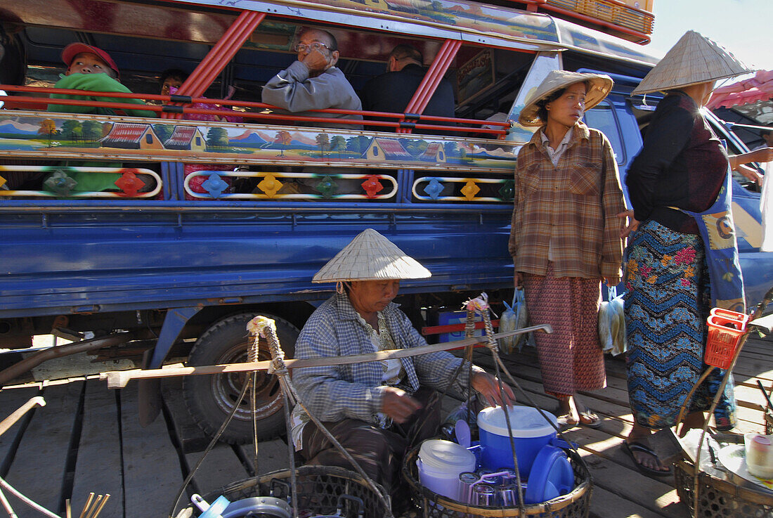 Frauen verkaufen Essen an Buspassagiere, die auf Fähre warten, Champasak im Süden von Laos, Asien