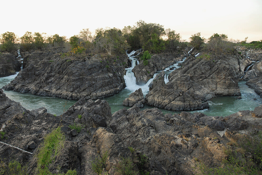 Mekong Wasserfälle bei Sonnenaufgang, Felsen im Wasserfall, Si Phan Don, Südlaos, Laos, Asien