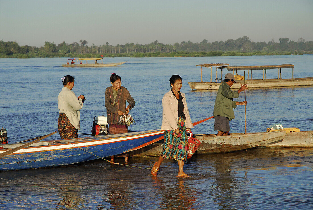 Boote am Mekong Fluss am Morgen, Frauen auf dem Weg zum Markt in Don Khong, Si Phan Don, Südlaos, Laos