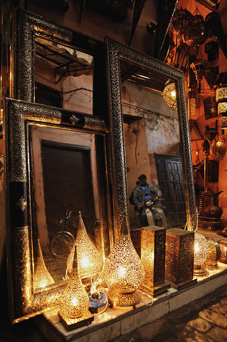Marokkanische Spiegel und Lampen im Souk in Marrakesch, Marokko, Afrika