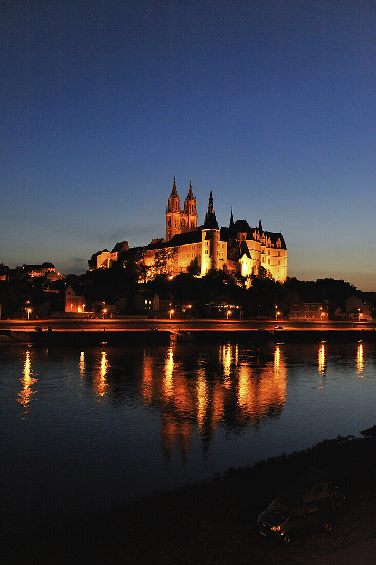 Der beleuchtete Dom und die Altstadt von Meißen an der Elbe am Abend, Sachsen, Deutschland, Europa
