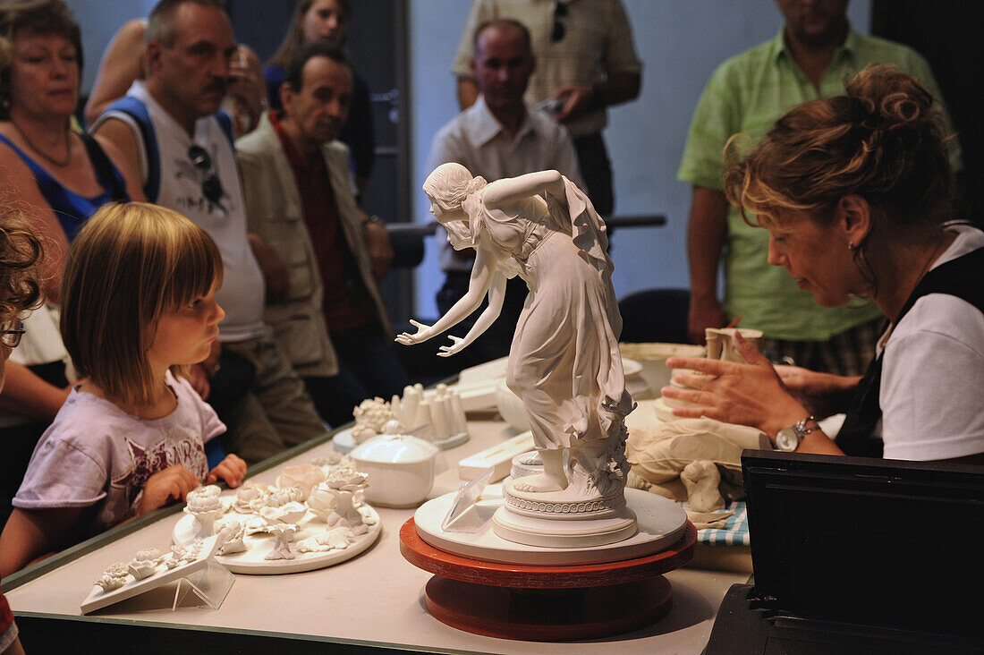 Meissner Porzellan Manufaktur, Vorführung mit Kind und weiteren Besuchern, Meißen, Sachsen, Deutschland, Europa
