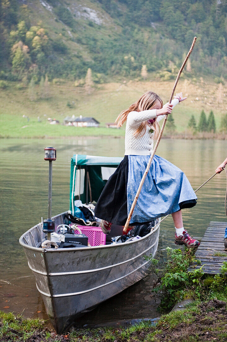 Mädchen spring aus Boot ans Ufer, Königssee, Berchtesgadener Land, Oberbayern, Bayern, Deutschland