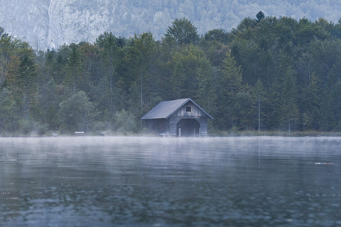Bootshaus im Regen am Königssee, Berchtesgadener Land, Oberbayern, Bayern, Deutschland