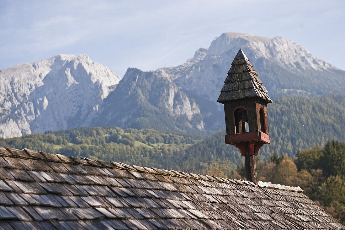 Dach, Berge im Hintergrund, Ramsau bei Berchtesgaden, Oberbayern, Bayern, Deutschland
