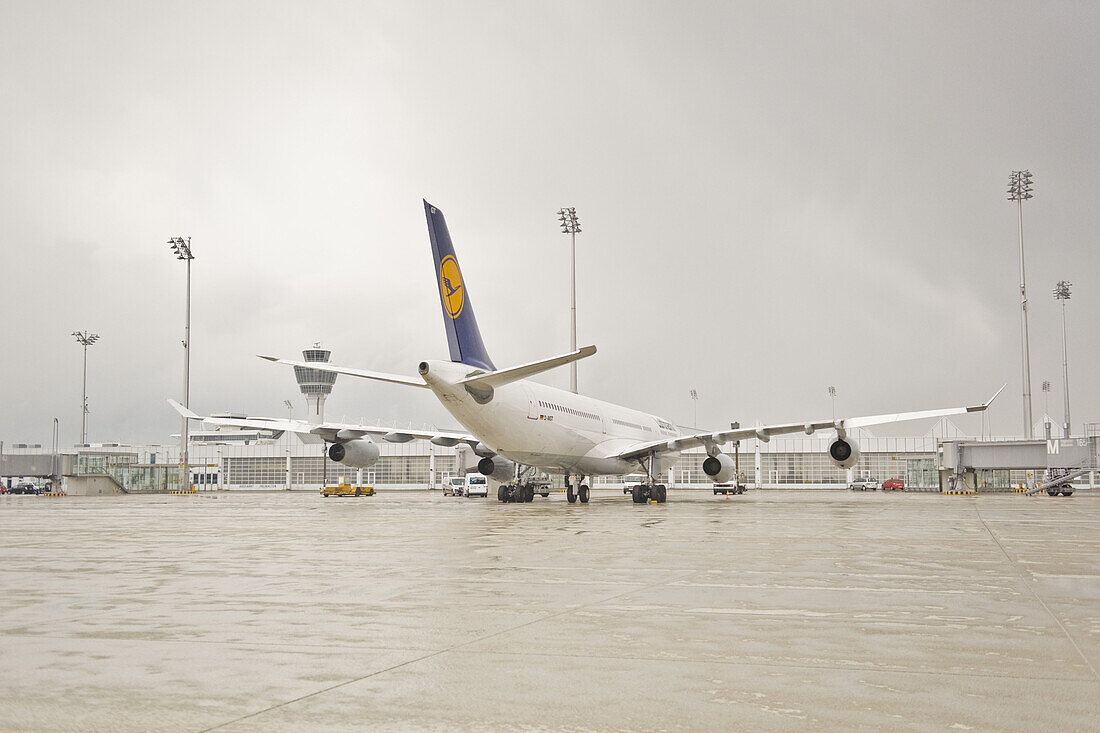 Flugzeug auf dem Flugfeld, Flughafen München, Bayern, Deutschland