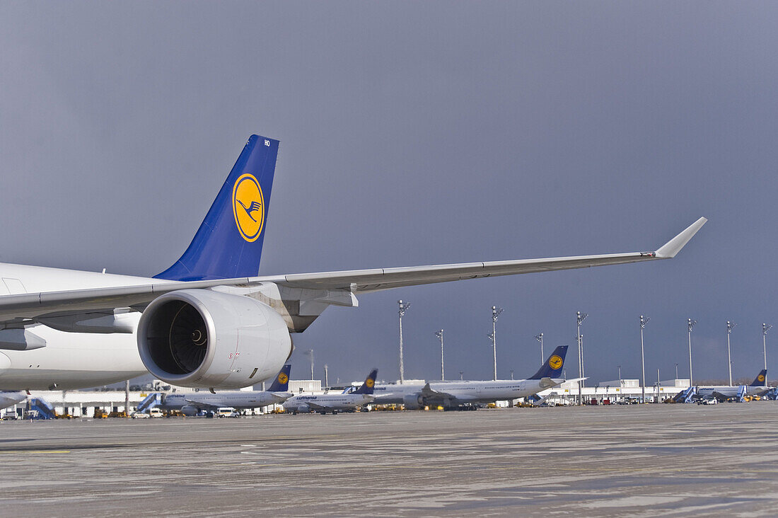 Tragfläche mit einem Triebwerk, Flughafen München, Bayern, Deutschland