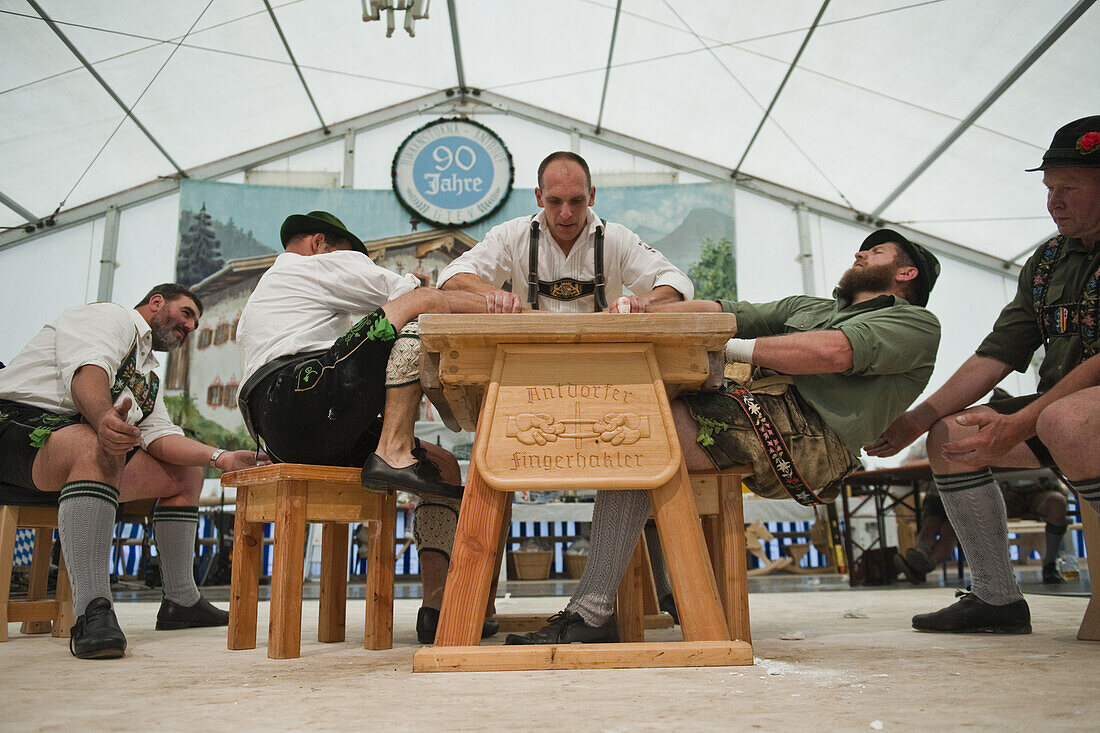 Wettkampf, Alpenländische Meisterschaften im Fingerhakeln, Antdorf, Oberbayern, Bayern, Deutschland