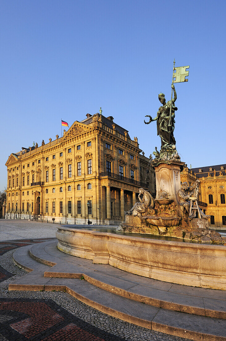 Frankoniabrunnen und Würzburger Residenz, Würzburg, UNESCO Weltkulturerbe Würzburg, Bayern, Deutschland