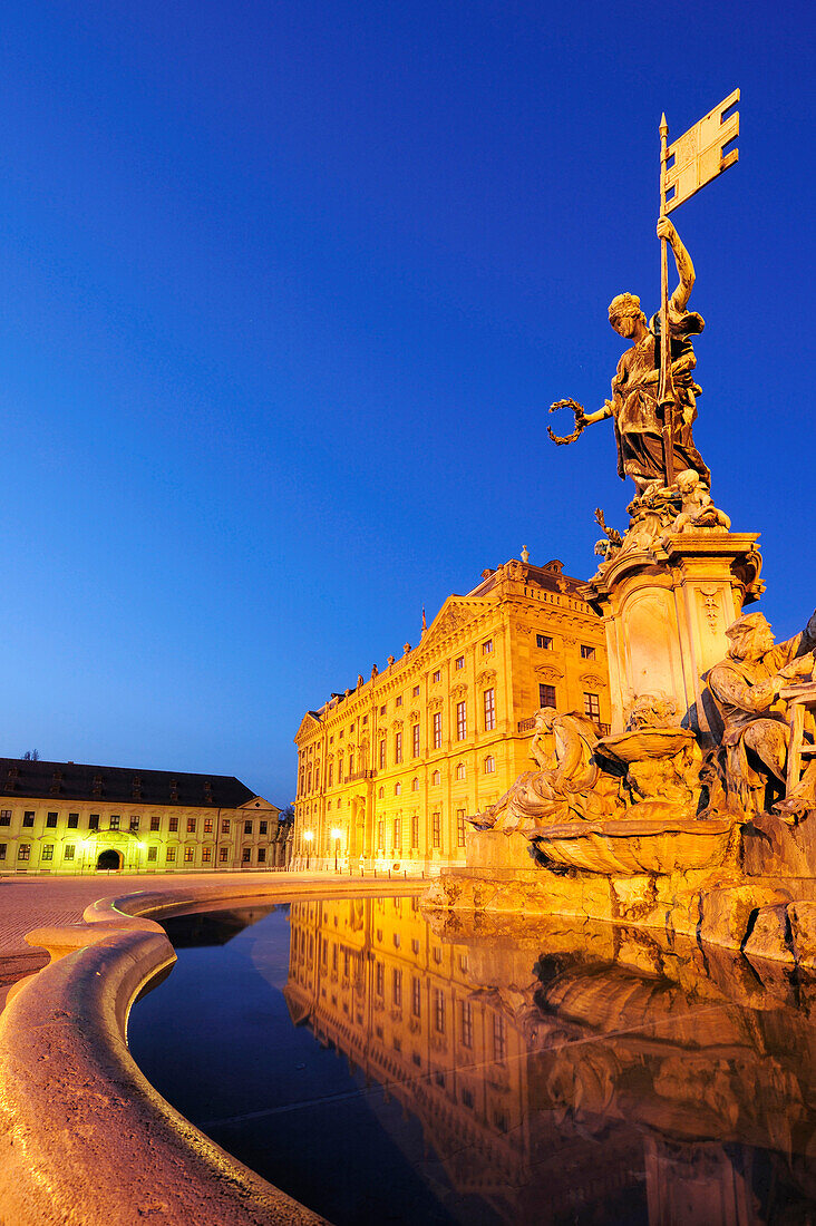 Frankoniabrunnen und Residenz, Nachtaufnahme, beleuchtet, Würzburg, UNESCO Weltkulturerbe Würzburg, Bayern, Deutschland