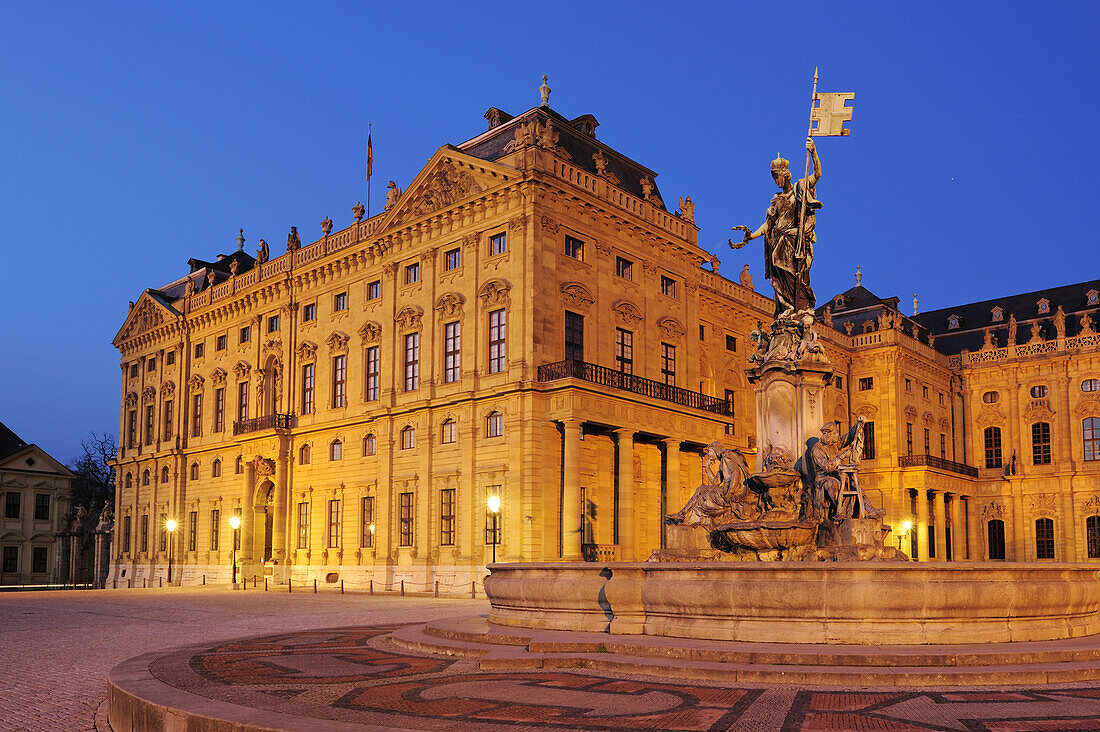 Frankoniabrunnen und Würzburger Residenz, Nachtaufnahme, beleuchtet, Würzburg, UNESCO Weltkulturerbe Würzburg, Bayern, Deutschland