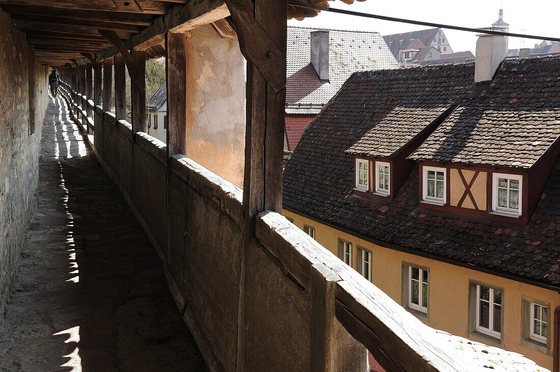 Parapet walk along the city wall, Rothenburg ob der Tauber, Bavaria, Germany