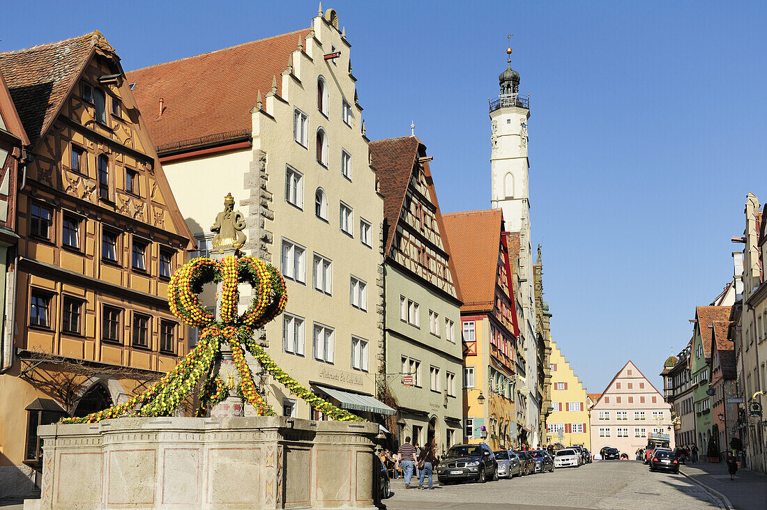 Osterbrunnen in Herrengasse, Rothenburg ob der Tauber, Bayern, Deutschland