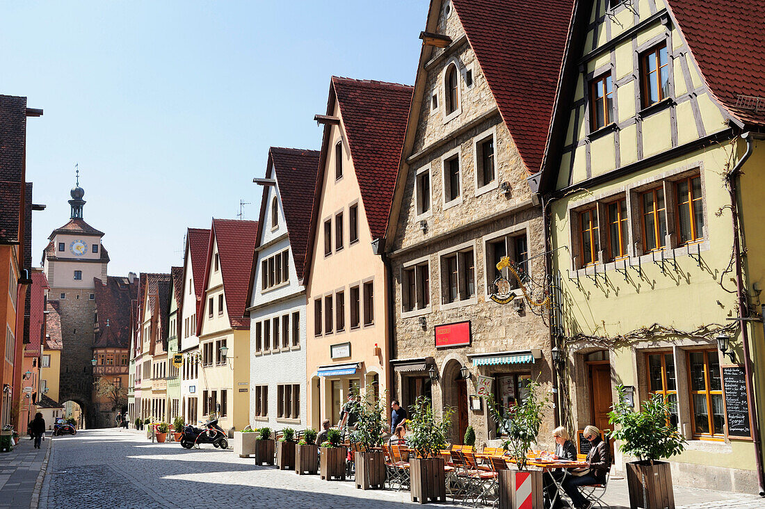 Weißer Turm mit Häuserzeile, Rothenburg ob der Tauber, Bayern, Deutschland