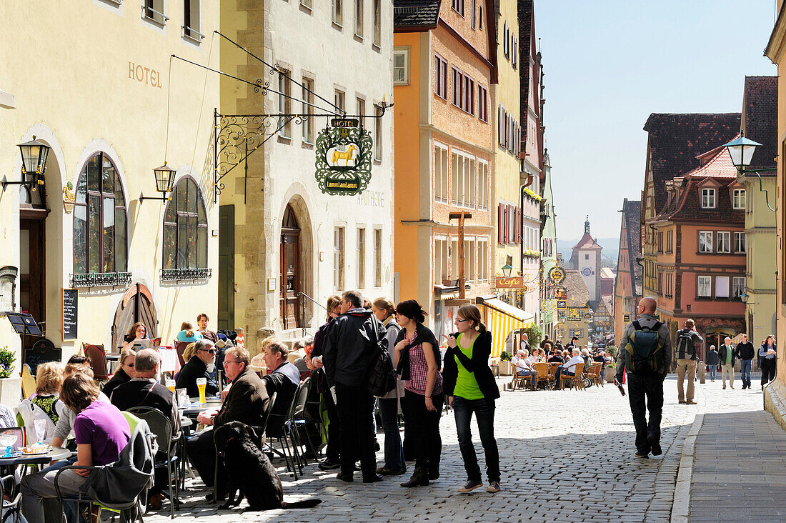Straßenszene mit Straßencafe, Rothenburg ob der Tauber, Bayern, Deutschland