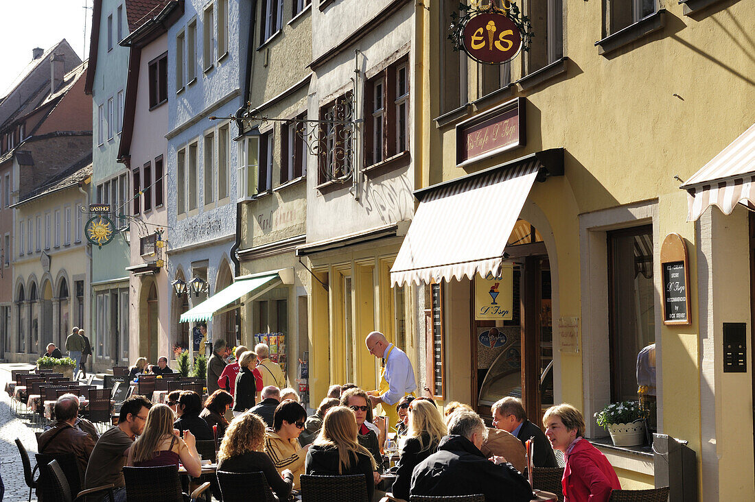 Straßenszene mit Straßencafe, Rothenburg ob der Tauber, Bayern, Deutschland