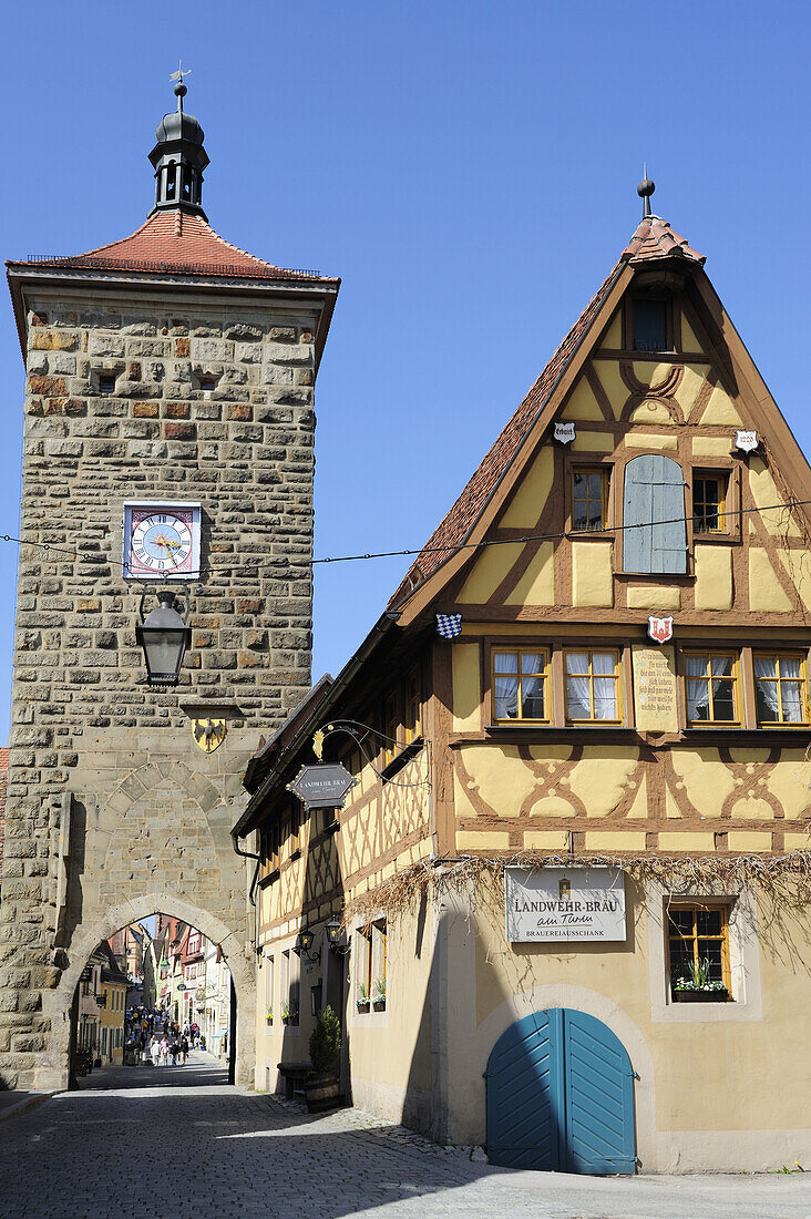 Ploenlein with Sieberstor city gate and half-timbered house, Rothenburg ob der Tauber, Bavaria, Germany