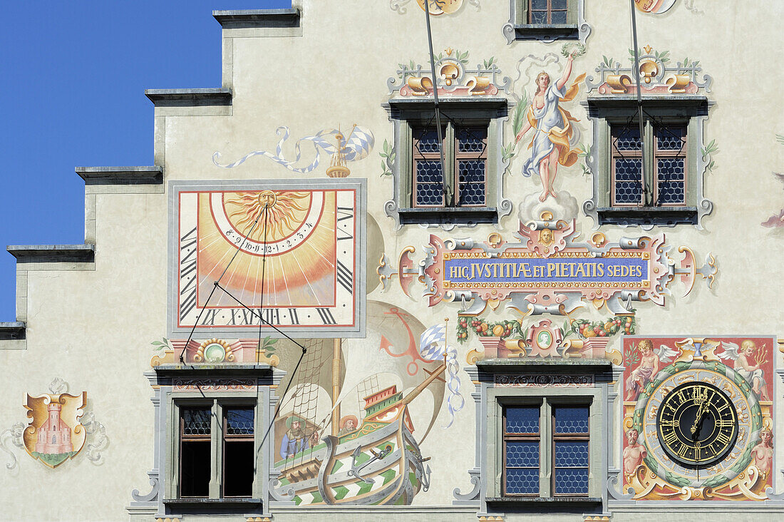 Fassade mit Uhr und Sonnenuhr, Altes Rathaus, Lindau, Bodensee, Bayern, Deutschland