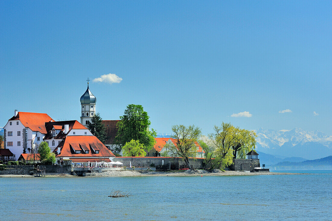 Wasserburg mit Schweizer Alpen im Hintergrund, Bodensee, Wasserburg, Lindau, Bayern, Deutschland