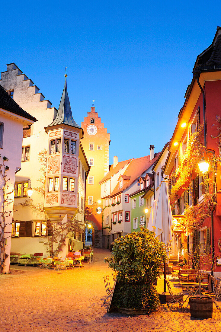 Am Obertor, Nachtaufnahme, beleuchtet, Meersburg, Bodensee, Baden-Württemberg, Deutschland