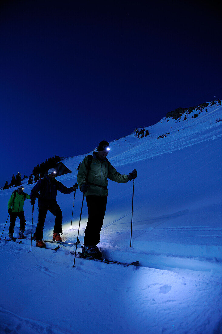 Drei Männer auf Skitour bei Nacht, Aufstieg zum Staufner Haus am Hochgrat mit Blick zum Hochgrat, Hochgrat, Nagelfluhkette, Allgäuer Alpen, Allgäu, Bayern, Deutschland