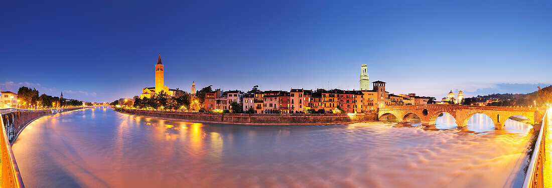 Panorama von Verona bei Nacht, Ponte Pietra, beleuchtet, UNESCO Weltkulturerbe, Verona, Venetien, Italien