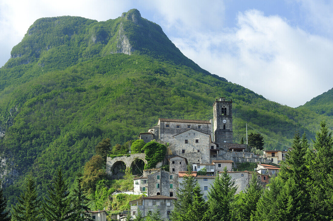 Mountain village of Monzone, Vinca valley, Alpi Apuane, Apennines, Tuscany, Italy