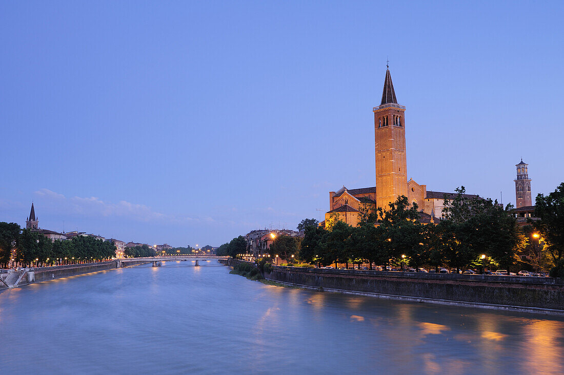 Blick von der Brücke, Nachtaufnahme, beleuchtet, Ponte Pietra, UNESCO Weltkulturerbe, Verona, Venetien, Italien