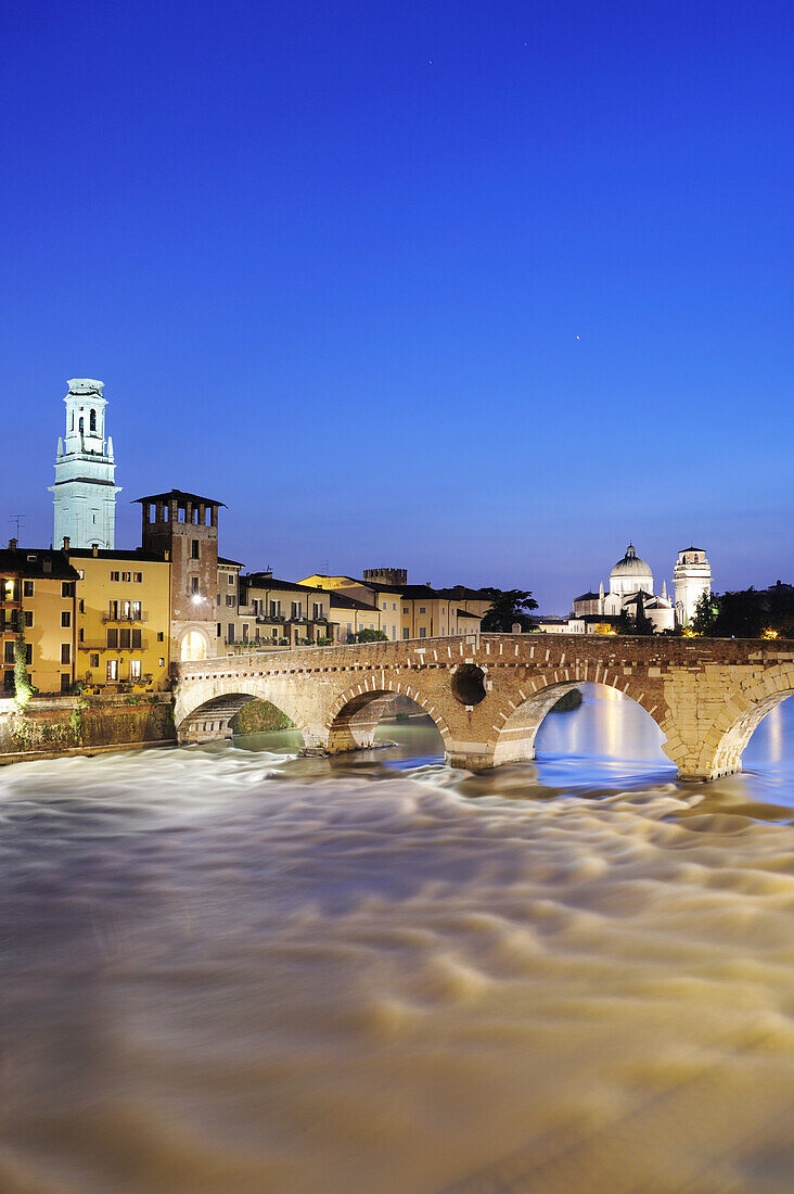 Ponte Pietra bei Nacht, beleuchtet, UNESCO Weltkulturerbe, Verona, Venetien, Italien