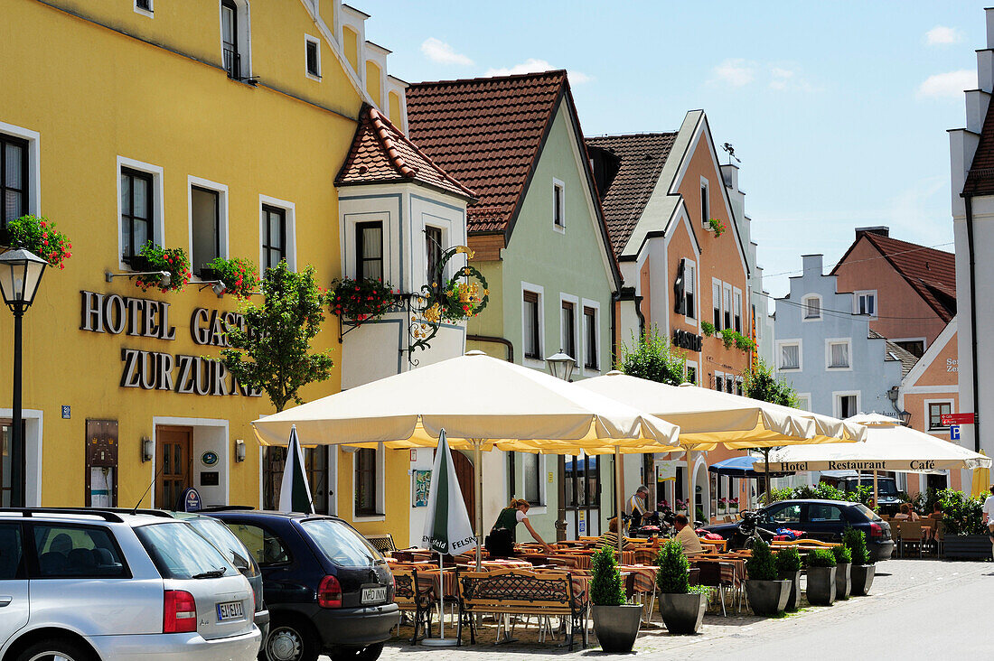 Häuserzeile und Strassencafe in Beilngries, Altmühltal-Radweg, Naturpark Altmühltal, Altmühltal, Beilngries, Eichstätt, Bayern, Deutschland