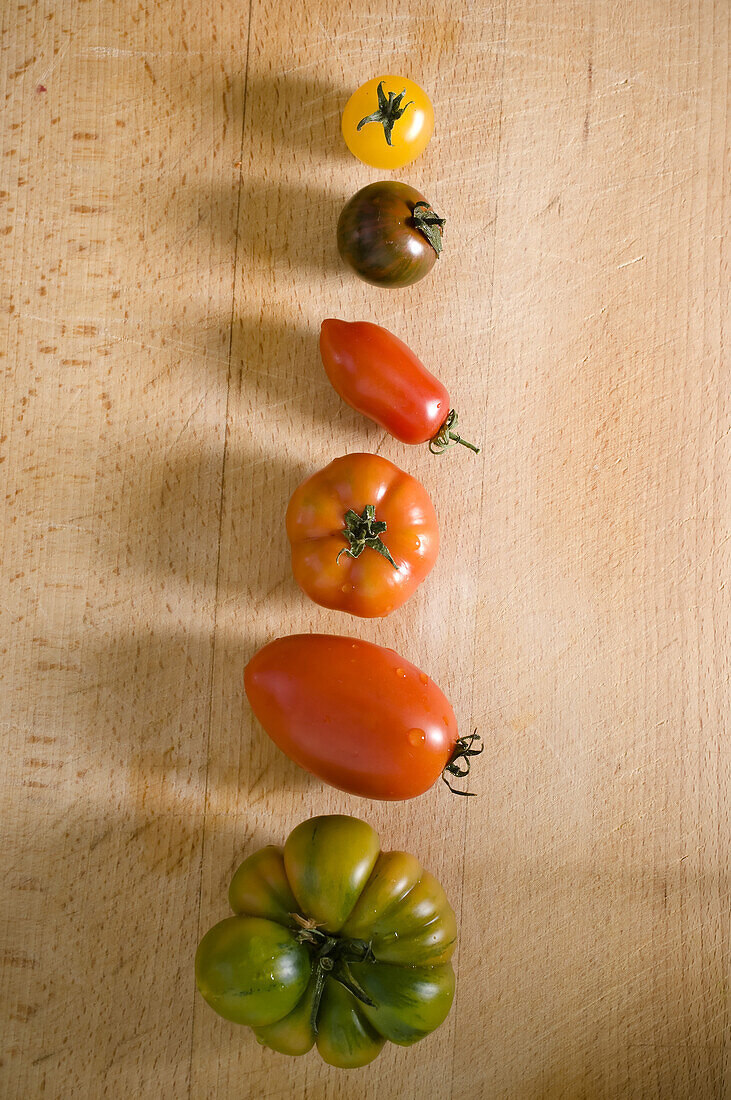 Verschiedene Tomaten in einer Reihe, Gesundes Essen, Gemüse, Obst
