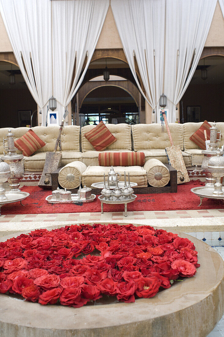 Wohnzimmer mit Sofa und Rosenblüten, Hotel, Agadir, Marokko, Nordafrika, Afrika