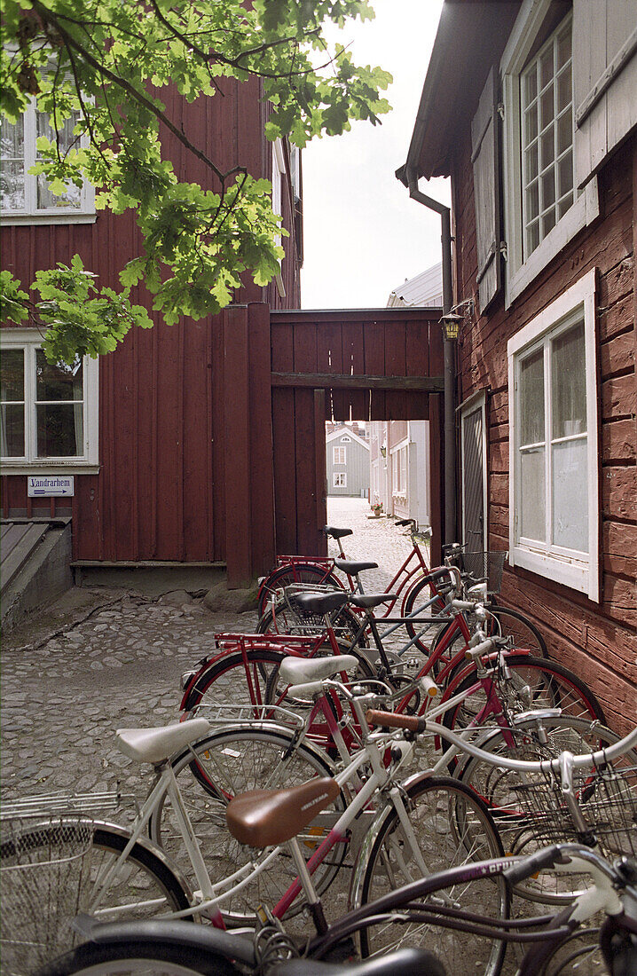 Fahrrad vor einem Holzhaus in Eksjö, Smaland, Südschweden, Schweden, Europa
